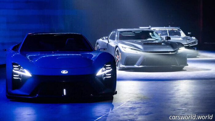 Nuevos detalles sobre el superdeportivo GR GT de Toyota y la reedición eléctrica del LFA de Lexus nos muestran cómo son distintos
hace 14 horas

por Stephen Rivers

El GR GT de Toyota ofrece 641 CV y un V8 con puesta a punto orientada al conductor.

El sucesor eléctrico del LFA de Lexus comparte su estructura básica con el GR GT.

La versión de carreras GT3 avanza el regreso de Toyota a la competición de primer nivel.

Tras mucha espera, ya están aquí el nuevo Toyota GR GT y el regreso del Lexus LFA. Estos dos nuevos supercoches japoneses quizá no hayan aparecido exactamente como esperábamos, pero una cosa queda clara: aunque están vinculados, tendrán personalidades muy diferentes al volante.

Ahora, un nuevo vídeo en profundidad nos muestra exactamente cómo Toyota y Lexus hicieron que cada uno de sus coches destaque frente al otro.

Más: El Toyota GR GT parece un Batmóvil y ataca como un superdeportivo

Muchos podrían considerar que el GR GT es un sucesor más fiel del LFA. Eso se debe en gran parte a su motor híbrido V8 que entrega unos 641 caballos (477 kW). Dicho esto, está claro que Toyota no intentó robarle protagonismo al LFA si se observa un poco los detalles más finos.

Eso es exactamente lo que Top Gear acaba de ofrecer, con un desglose detallado de ambos coches de la nariz a la cola. El GR GT, en particular, se inclina fuertemente por su filosofía centrada en el conductor. Su diseño está dominado por la aero funcional, desde aberturas sobredimensionadas para el intercooler hasta una toma de ventilación del capó estilo rally que canaliza el aire por encima del parabrisas.

Al igual que el AMG GT o, si retrocedemos más en el tiempo, el Dodge Viper SRT y sus derivados, el GR GT tiene un largo capó, una cabina pequeña pero muy funcional y una postura baja y ancha.

El presentador Tom Ford destaca cómo la posición de conducción comunica intención. La altura del asiento, el cuadro de instrumentos digital y el volante están configurados para una visibilidad óptima. Eso es clave porque el coche tiene luces de cambio y allí se muestra información vital.

El coche solo tiene cuatro modos de conducción: personal, normal, sport y track. La consola central cuenta con botones y conmutadores físicos. Los posavasos están detrás de los ocupantes y en el centro porque no son el foco aquí.

Por supuesto, la versión de carreras GT3, homologada por la FIA y solo para pista, es aún más extrema. Lleva toda la jaula antivuelco que uno pueda esperar y más. La cabina presenta casi cero comodidades, pero lo que le falta lo compensa con carbono a la vista y mandos. El alerón trasero es tan ancho como el propio coche.

Luego está el LFA, y cuando decimos que es diferente, no es solo porque el V10 haya desaparecido a favor de la propulsión completamente eléctrica. Ford señala que Lexus aprovechó al máximo el tren motriz eléctrico, llegando incluso a diseñar el exterior pensándolo así. Por ello, el LFA carece casi por completo de las mismas ventilaciones y elementos aerodinámicos del GR GT. Simplemente no los necesita.

Las líneas son más elegantes. Tome, por ejemplo, el capó donde largas nervaduras van desde la parte superior de los faros hasta el parabrisas. En lugar de aristas duras por todas partes, el diseño es más suave con curvas compuestas.

Ese enfoque se traslada al interior, que apuesta fuertemente por la refinación. La disposición de cabina partida le da al conductor su propio espacio, mientras que los controles son más pequeños y delicados, acorde con la energía más tranquila del coche.

En resumen, estos dos modelos deportivos pueden compartir mucho ADN, pero no hay duda de que se conducirán de manera bastante distinta. De hecho, hay poca duda de que se sentirán diferentes para los ocupantes incluso cuando estén apagados.